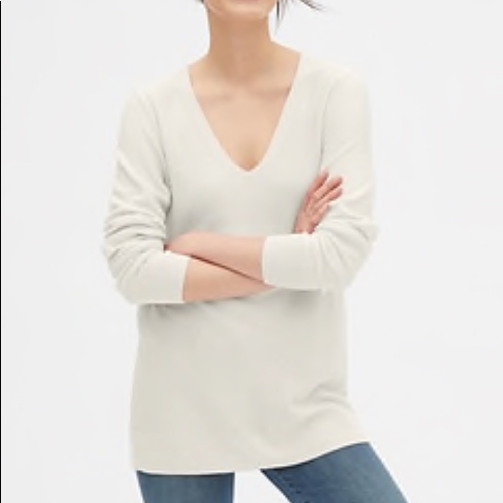 Gap V neck white sweater